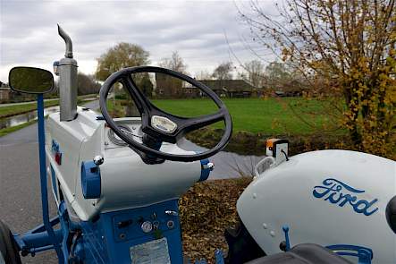 De werkplek van de Ford 6000. Links aan het dashboard de gashendel, rechts die van de bediening van de Select-O-Speed.
