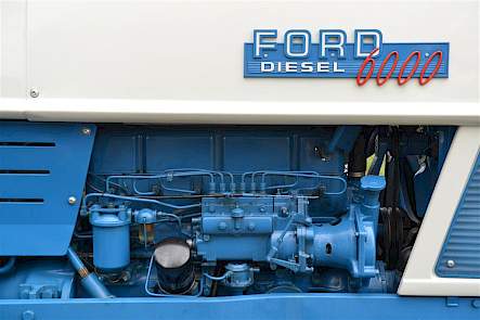 De werkplek van de Ford 6000. Links aan het dashboard de gashendel, rechts die van de bediening van de Select-O-Speed.