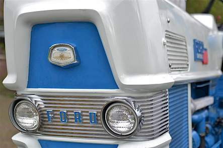 Het front van de Ford 6000 vormt de overgang van het tijdperk van de ronde naar de vierkante neuzen, die alle Ford-trekkers vanaf de 1000-serie kregen.