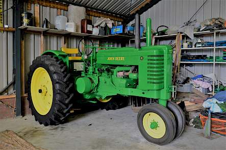 Vader en zoon Duijzer zijn niet eenkennig. Behalve vier Fords bezitten ze ook nog deze John Deere G en een Farmall BMD, die ergens anders in stalling staat.