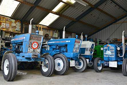 De vier Fords in de schuur met vooraan de Ford 4000 die Jan nog wil restaureren.