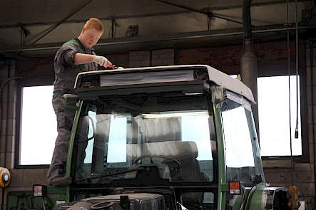 De technisch klaargemaakte trekker met nieuw ertussen gelaste stukken wordt op een later moment ook nog gespoten bij een professionele spuiterij. Hier rolt Axel het dak.