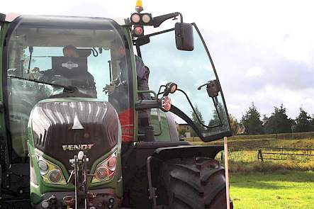 Tegenwoordig komt de laptop er steeds vaker aan te pas als het om reparatie van een trekker gaat. Fluitje van een cent voor ons jonge team, zegt Richard.