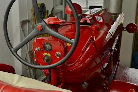 Kenmerkend voor de Farmall, in dit geval de Super BMD, zijn het rechtopstaande stuur en de op afstand geplaatste meters.