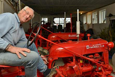 Kenmerkend voor de Farmall, in dit geval de Super BMD, zijn het rechtopstaande stuur en de op afstand geplaatste meters.