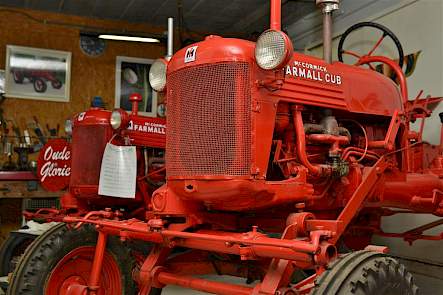 Kenmerkend voor de Farmall, in dit geval de Super BMD, zijn het rechtopstaande stuur en de op afstand geplaatste meters.