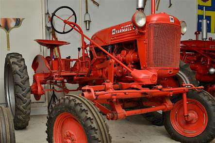 Kenmerkend voor de Farmall, in dit geval de Super BMD, zijn het rechtopstaande stuur en de op afstand geplaatste meters.