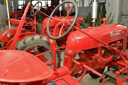 De werkplek van de Farmall Cub met rechts de lange hendel voor de mechanische hefinrichting. Let ook op de stand van de pedalen. De koppeling zit direct naast de twee rempedalen.