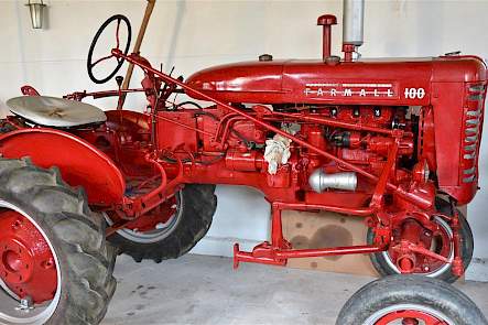 De Farmall 100 is net als de Cub een verplegingstrekker, maar dan met een sterkere motor: 18 pk in plaats van 9,5 pk.