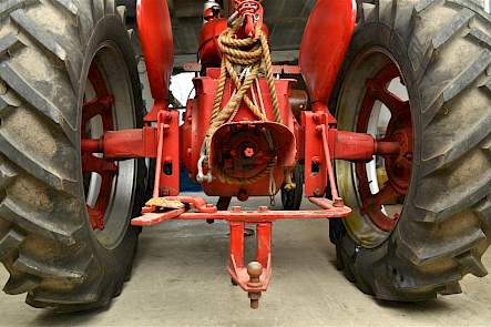 De Farmall M van achteren. Typisch Amerikaans zijn de grote achterwielen, waardoor ze als het op trekken aan kwam meer mans waren dan de qua pks vergelijkbare Europese trekkers. Ook typisch Amerikaans is dat de M geen hefinrichting heeft.