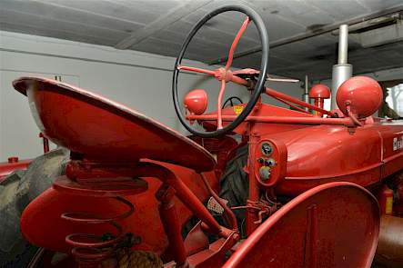 Het dashboard, als je dat al zo mag noemen, van de Farmall M is een toonbeeld van eenvoud.
