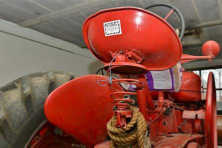 De panzitting van de Farmall M heeft een extra cilinderveer. Dat is ook wel nodig, aldus Wim van Dam. Anders vlieg je er al bij een beetje snelheid van af.