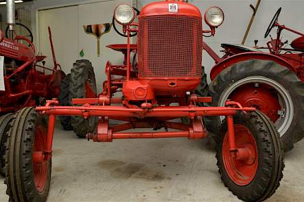 Van voren is goed te zien hoe asymmetrisch de Farmall Cub is gebouwd.