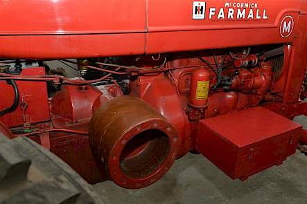 De Farmall M heeft een poelie, hetgeen normaal was voor trekkers uit die tijd (eind jaren veertig, begin jaren vijftig). De grote gereedschapskist is niet origineel. Die heeft Van Dam er zelf opgebouwd.