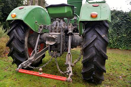 De Fendt Farmer 2 van Titia Fluks werd door zijn vorige eigenaar gebruikt om caravans in en uit een stalling te rijden. Vandaar de kogel op het krentenbrood, dat zo te zien niet origineel is.