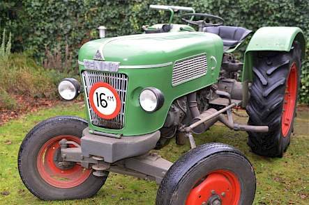 De Fendt heeft nog bijna nieuwe achterbanden. De voorbanden, zo te zien geen originele trekkerbanden, zijn wel hard aan vervanging toe.