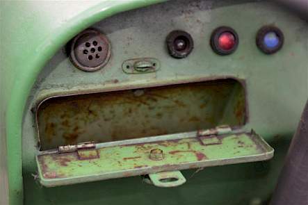 Het dashboard van de Fendt met links een klein, ingebouwd gereedschapskistje.