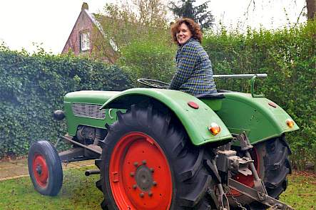 Net gestart rookt de Fendt nog behoorlijk. Dat zorgt voor een blauwe waas op deze foto.