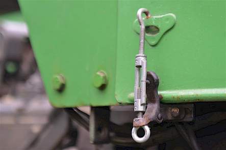 De vorige eigenaar heeft een kapot motorkaprubber vervangen door deze constructie met een haakje.