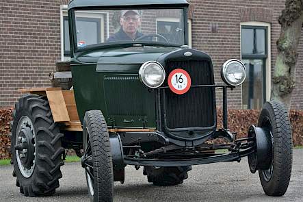Koos Segers op, of beter gezegd in zijn autotrekker, een AA-Ford uit 1929. Het was oorspronkelijk een klein vrachtwagentje, dat na de oorlog door een inventieve smid is omgebouwd tot trekker voor boerengebruik.