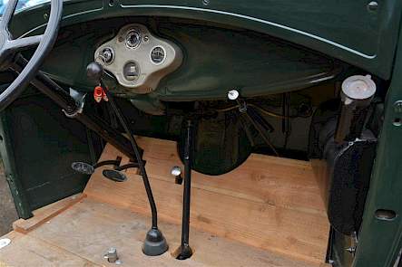 Het interieur van de AA-Ford. Het kleine tankje rechts herinnert eraan dat bij de ombouw tot trekker de motor geschikt gemaakt werd voor petroleum. Het kleine tankje was voor benzine om te starten.