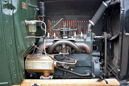 De simpele viercilinder benzinemotor van de AA Ford. Het motortje kan ook op petroleum lopen, maar Koos maakt daar geen gebruik van.