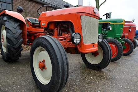 De Mini BMC is eigenlijk een kleine Nuffield. Het Deutzje ernaast is een elfje oftewel een F1L612. Binnen op de deel heeft Koos ook nog een watergekoelde Deutz staan.