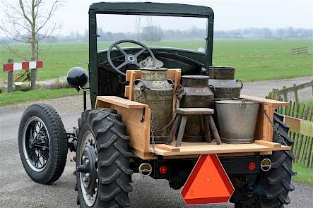 De autotrekker was vooral populair bij weideboeren, die hem onder meer gebruikten om s zomers mee te melken. In het kleine laadbakje werd het melkgerei meegenomen.