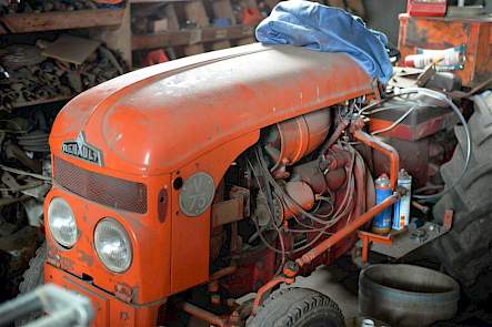 In zijn werkplaats heeft Koos nog deze Renault V73 smalspoor staan om te restaureren. Zijn vader huurde er vroeger in de zomer &eacute;&eacute;n om het hooi mee binnen te halen.