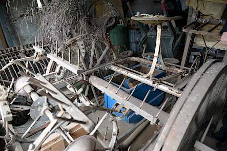 Koos verzamelt ook oude landbouwwerktuigen. Zijn meest bijzondere object is een trommelschudder uit 1902 van het merk Boby.