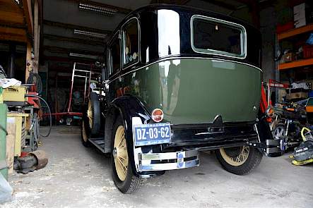 Koos heeft ook nog drie oldtimer autos, waaronder deze A-Ford, waarmee hij soms trouwerijen rijdt.