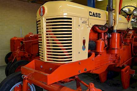Met de Case 400 uit 1956 doet Gerrit mee aan trekkertrekwedstrijden voor oldtimers. Achter de 400 zijn de neuzen van de Case RC en R, beide uit 1939, zichtbaar.