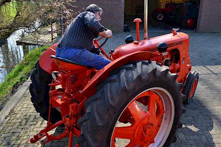 De Case SC uit 1954 is de lievelingstrekker van Gerrit's vrouw Nelly. Als ze samen aan een toerrit deelnemen, rijdt Gerrit de 930 en Nelly de SC.