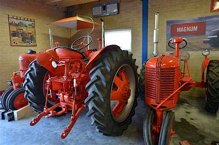 Een voordeel van row crop trekkers is dat er drie trekkers op de plek van 2,5 trekker kunnen staan. Links de Case SC uit 1948, in het midden de SC uit 1954 en rechts de Case VC uit 1940.