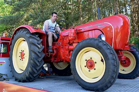 Net aangekomen op de Allgaier-Porsche dag 2017 wordt deze Master van de vrachtwagen gereden. De vrachtwagen was trouwens zelf ook een oldtimer, een Scania Vabis met Torpedoneus.