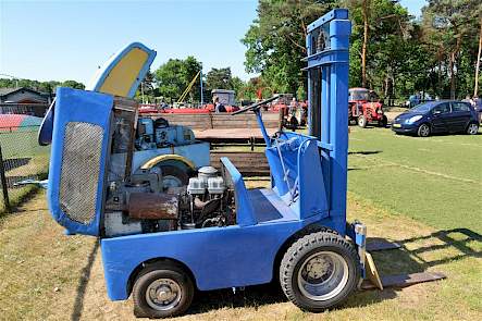 Vader Willie en zoon Twan van den Elsen verzamelen alles waar Porsche op staat, zo ook deze Irion heftruck uit 1954 met een tweecilinder Allgaier motor van 17 pk. De compressor daarachter is ook van Van den Elsen. Die heeft een 25 pk Porsche motor. Twan gebruikt de compressor nog wekelijks om plaatwerk te zandstralen.