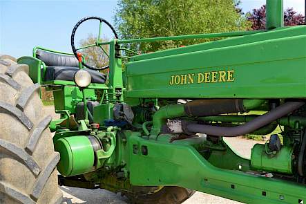 De John Deere B met zijn ver naar achteren geplaatste, liggende tweecilinder motor, die geschikt is voor zowel benzine als petroleum. De motor maakt een apart geluid dat liefhebbers uit duizenden herkennen.