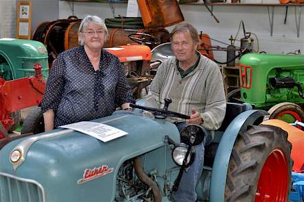 Jan en zijn vrouw Maaike in het trekkermuseum bij de ultieme smalspoortrekker, de Eicher Puma uit 1960.