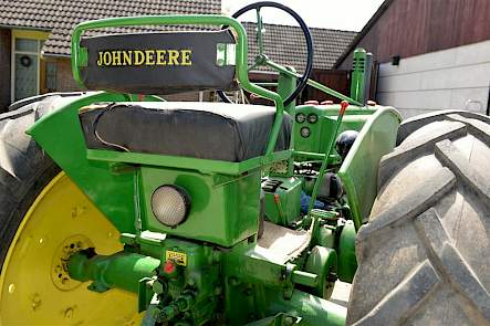 Dezelfde John Deere B uit 1947, maar nu van achteren. Het is de favoriete trekker van Jan Timmer. Hij doet er mee aan trekkertrekwedstrijden voor oldtimers. En dan laat ik een hoop anderen achter me.
