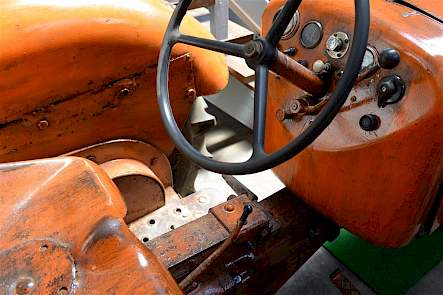 De werkplek van de Allis Chalmers D272. Let op de provisorische wijze waarop de spatborden zijn gerepareerd. Dat heeft de vorige eigenaar nog gedaan. Timmer heeft dat bewust zo gelaten. Ik heb er wel nieuwe spatborden bij, maar ik vind hem zo authentieker.