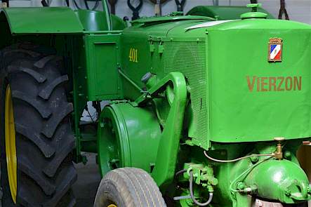 Ook zeldzaam, want nooit ge&iuml;mporteerd in Nederland, is deze Vierzon 401 van 45 pk uit 1949. Het was de Franse tegenhanger van de Duitse Lanz Bulldog. En minstens net zo sterk.
