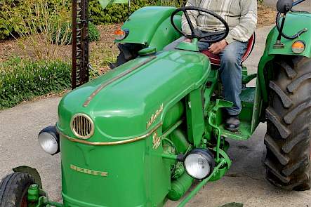 Dezelfde John Deere B uit 1947, maar nu van achteren. Het is de favoriete trekker van Jan Timmer. Hij doet er mee aan trekkertrekwedstrijden voor oldtimers. En dan laat ik een hoop anderen achter me.