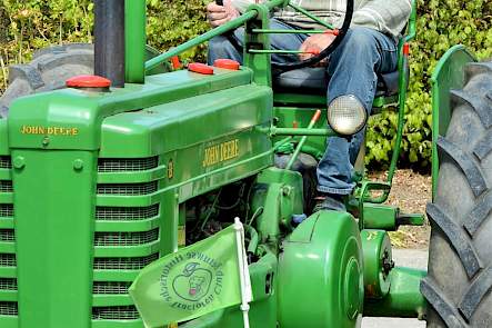 De John Deere B met zijn ver naar achteren geplaatste, liggende tweecilinder motor, die geschikt is voor zowel benzine als petroleum. De motor maakt een apart geluid dat liefhebbers uit duizenden herkennen.