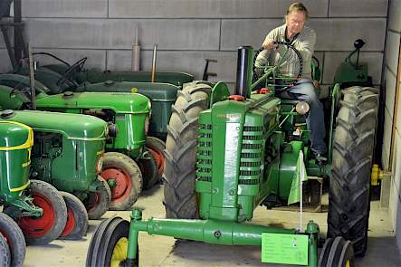 Het was even de vraag of de John Deere wel wilde starten, maar dat ging ondanks wat tegensputteren toch vrij vlot. Dus kan hij nu naar buiten worden gereden.