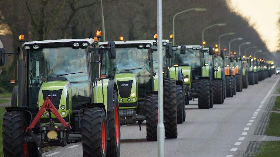 Robertus Mechanisatie 50 jaar optocht met 90 Claas Renault trekkers - Trekkerweb.nl