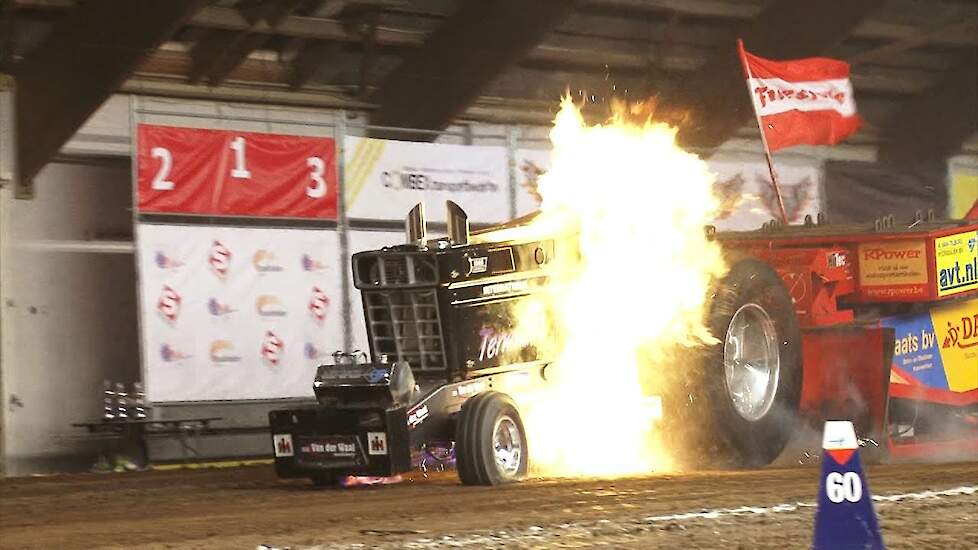 Terminator explodes Tractorpulling Zwolle 2012 explosie