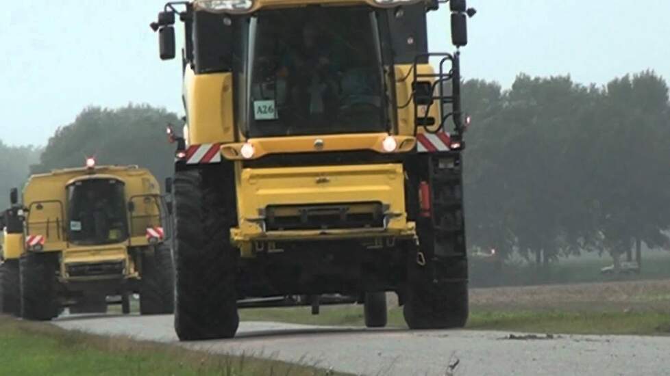 New Holland combine`s on the road Trekkerweb