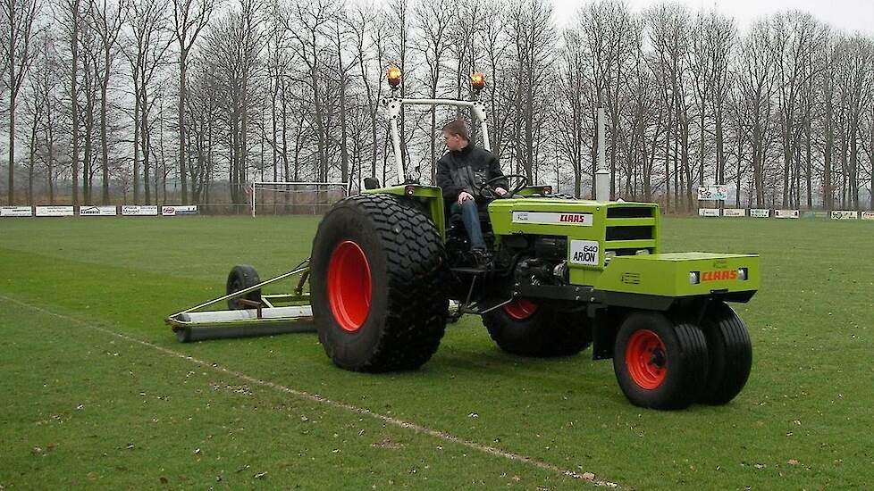 Claas Arion 640 met neuswiel - Trekkerweb.nl