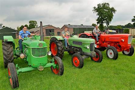 Vader en zoons Huls, ieder op een trekker van hun favoriete merk. Vader Jan op de G&uuml;ldner, Corn&eacute; op de Fendt en Joan op de Deutz.