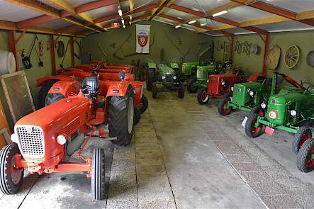 De complete collectie trekkers staat in een vroegere varkensstal. Net niet zichtbaar op de foto is de Deutz D55 van Joan.